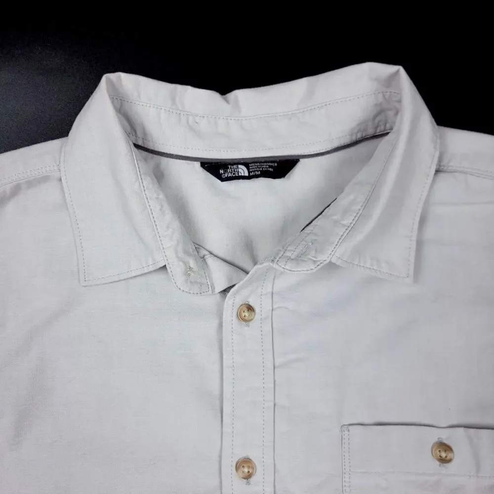 THE NORTH FACE Short Sleeve Casual Button Down Shirt in Light‎ Gray Mens Medium